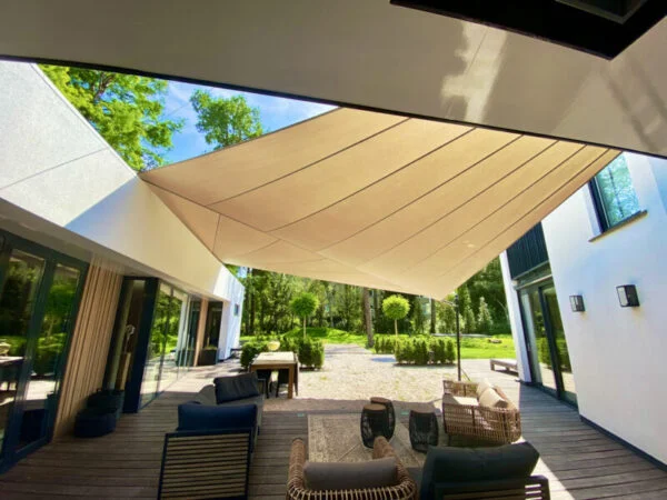 Luxe penthouse terras met premium Soliday zonwering